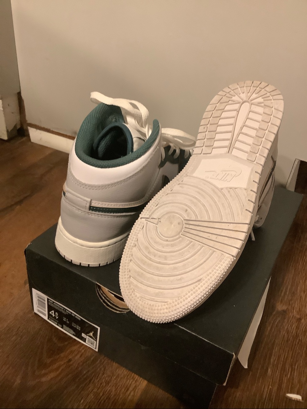 Nike Youth Air Jordan 1 Mid SE (GS) - Picture 3 of 3